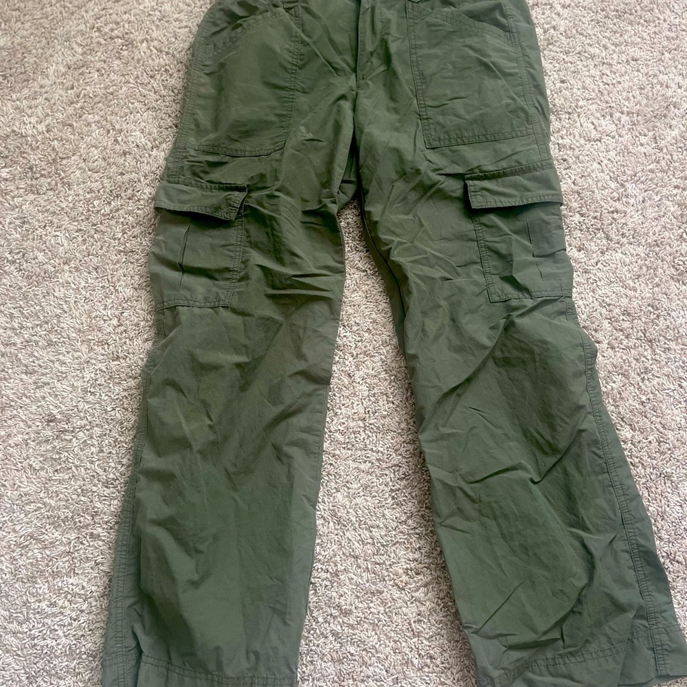 Old navy cargo pants in army green